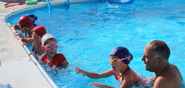Beyşehir’de yeni nesil yüzmeyi havuzda öğreniyor