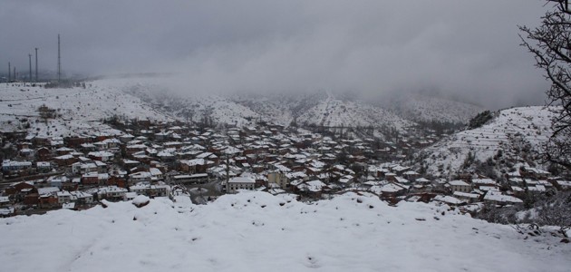 Konya'nın Derbent ilçesi, gece başlayan kar yağışının ardından beyaza büründü. - Konhaber