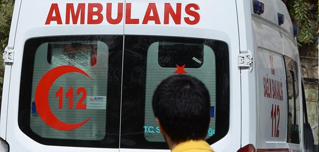 Ambulans beklerken otomobilin çarpması sonucu öldü