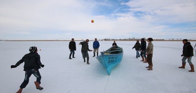 Donan Beyşehir Gölünde ’buz voleybolu’ oynadılar