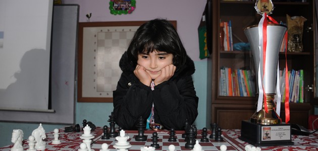 Davutoğlu’nun hediyesi satranç takımıyla milli takıma uzandı