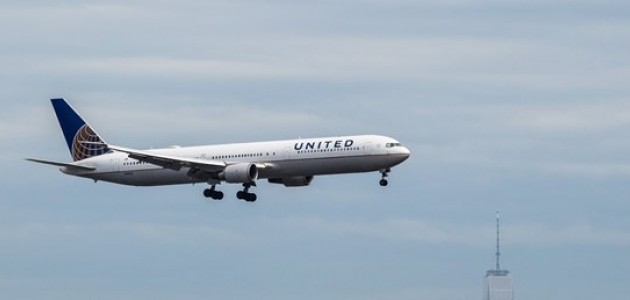 United Airlanes bu kez evlilik hazırlığı yapan çifti uçaktan indirdi