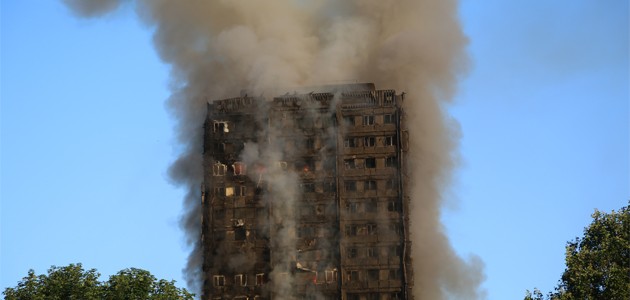 Londra’da 24 katlı binada yangın
