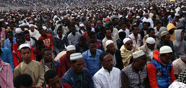 On binlerce Etiyopyalı bayram namazı için stadyumda saf tuttu