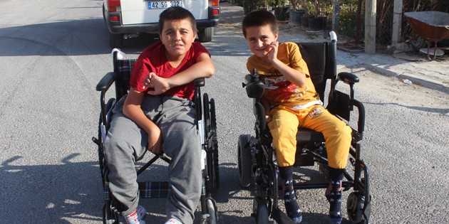 Engelli kardeşlere tekerlekli sandalye yardımı