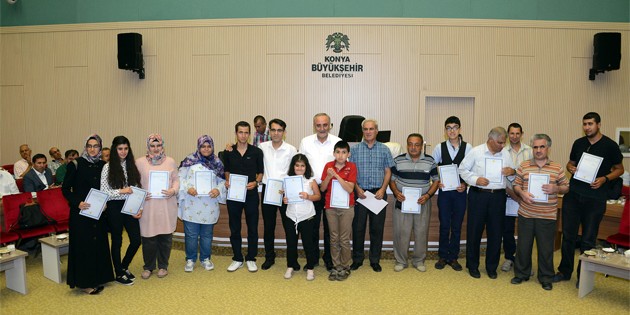 Konya’da fotoğrafçılık kursunu tamamlayan görme engellilere sertifikaları verildi