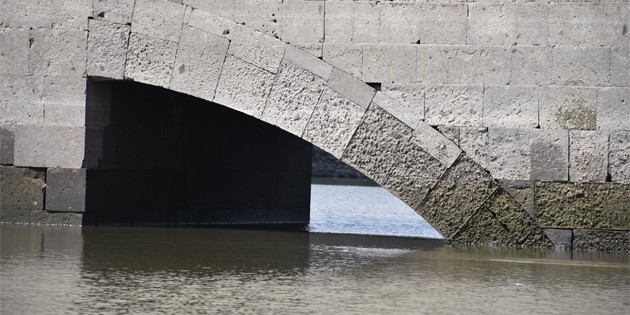 Barajdaki su seviyesi düşünce tarihi köprü gün yüzüne çıktı
