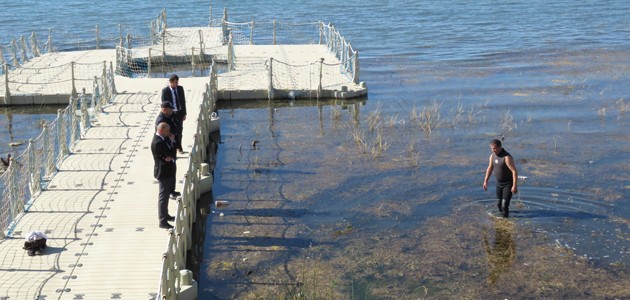 Beyşehir’de polis göl sularında tabanca aradı