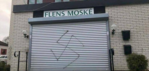 İsveç’te cami kapısına ırkçı saldırı