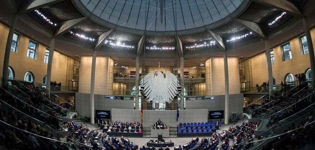 Almanya Meclisinde terör örgütü sembolü açıldı