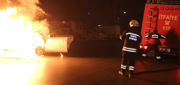 Konya’da patlak lastikle ilerleyen otomobil alev aldı