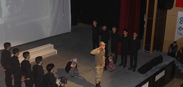 Karapınar’da “Bir destandır Çanakkale“ tiyatro oyunu sahnelendi