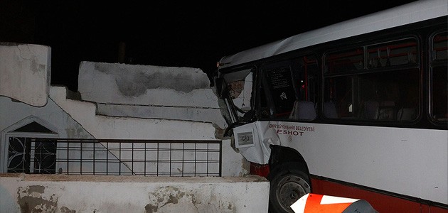 Belediye personelini taşıyan servis otobüsü eve çarptı