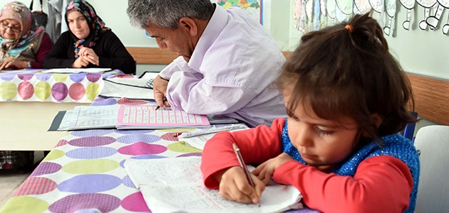 Küçük kızının yardımıyla okuma yazma öğreniyor