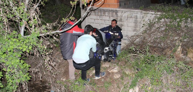 Konya’da yoldan çıkan motosiklet bahçe duvarına çarptı: 2 yaralı