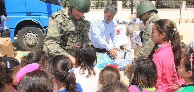 Mehmetçikten Suriyeli çocuklara 23 Nisan hediyesi