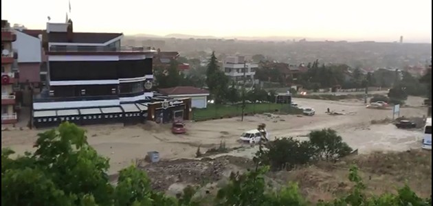Konya’da yağış sele dönüştü! Araçlar sel sularına kapıldı