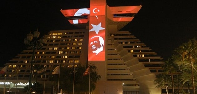 Katar’daki Sheraton Oteli Türk bayrağıyla aydınlatıldı