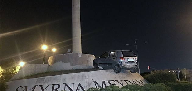 Kaza yapan otomobil anıtın kaidesine çıktı