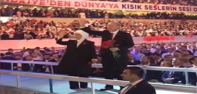 Erdoğan, “Dönmem Geri Senin Yolundan“ şarkısıyla karşılandı