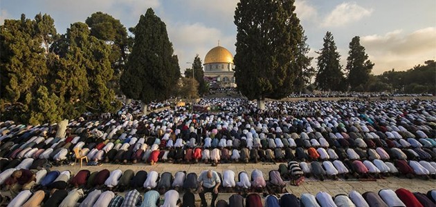 Yaklaşık 100 bin Müslüman bayram namazını Mescid-i Aksa’da kıldı