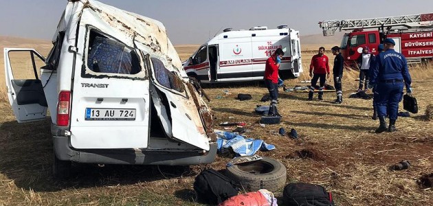 Kayseri’de düzensiz göçmenleri taşıyan minibüs devrildi: 2 ölü, 19 yaralı