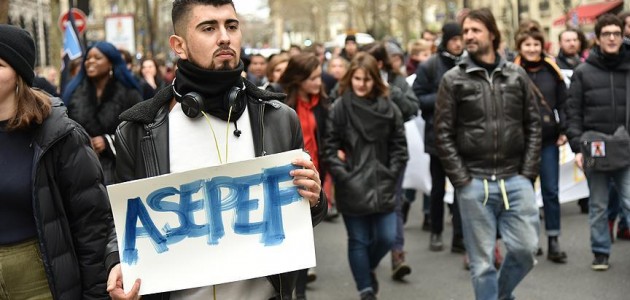 Fransa’da lise öğrencileri yeniden sokaklarda