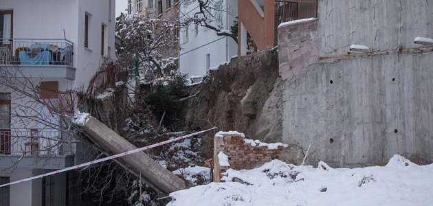 Ankara’da apartmanın istinat duvarı yan binaya devrildi