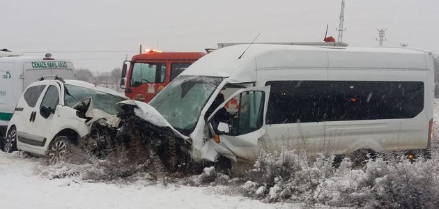 Yolcu minibüsüyle hafif ticari araç çarpıştı : 2 ölü, 16 yaralı