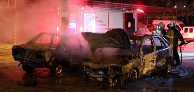 Tamir için bırakılan 2 otomobil yandı