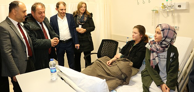 Kaymakam Özdemir ve Başkan Özaltun kazada yaralanan öğrencileri hastanede ziyaret etti