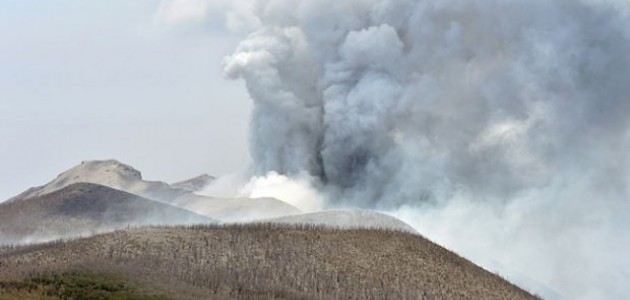 Japonya’da Shindake yanardağı patladı