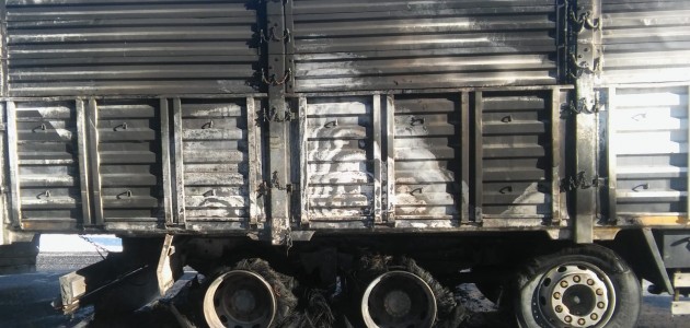 Konya’da hareket halindeki kamyonun lastikleri yandı