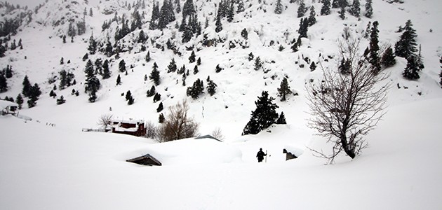 Toros Dağlarında yayla evleri kardan kayboldu