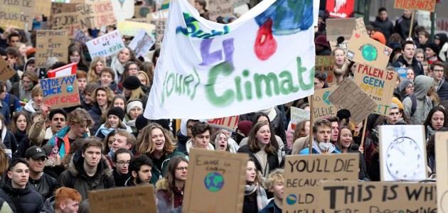 Brüksel’de öğrencilerden iklim protestosu