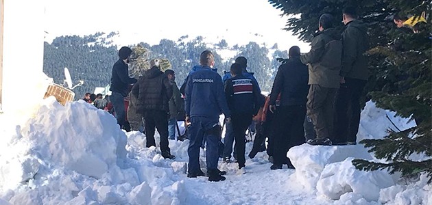 Uludağ’da kar kütlesi vatandaşların üzerine düştü
