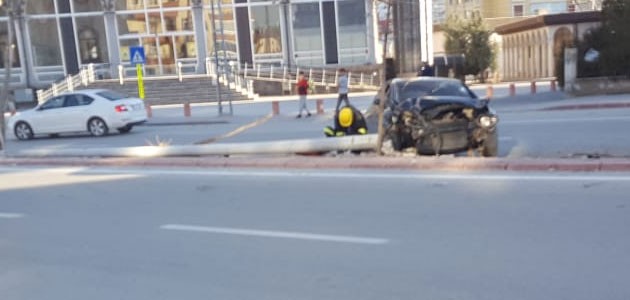 Konya’da otomobil direğe çarptı: 1 yaralı