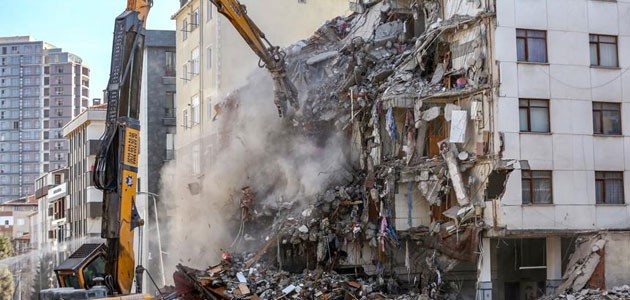 Kartal’da riskli binaların yıkımı sürüyor