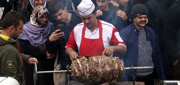 Vatandaşlara yarım ton cağ kebabı dağıttılar