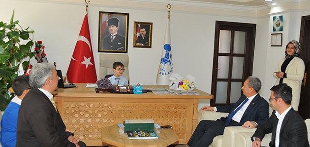 Başkan Akkaya koltuğunu Yusuf Talha Camcı’ya devretti