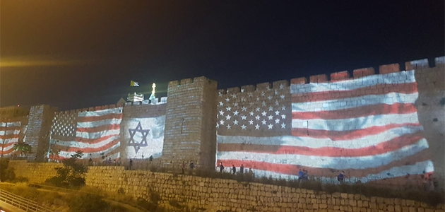 Kudüs’ün surlarına ABD ve İsrail bayrakları yansıtıldı