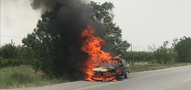 Konya-Karaman yolunda otomobil yandı