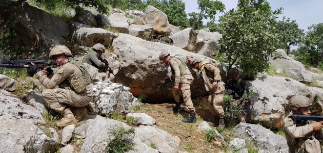 PKK’lı teröristlerin toprağa gömdüğü silahlar bulundu