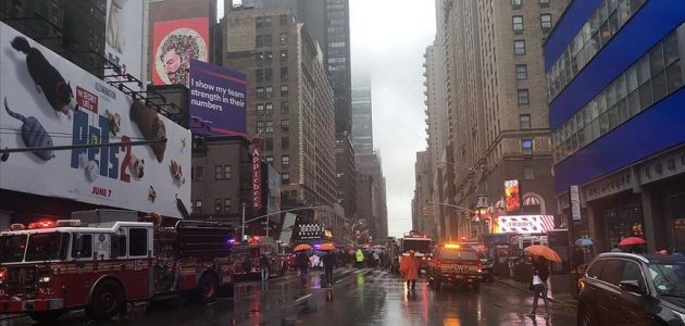 New York’ta helikopter gökdelene çarptı