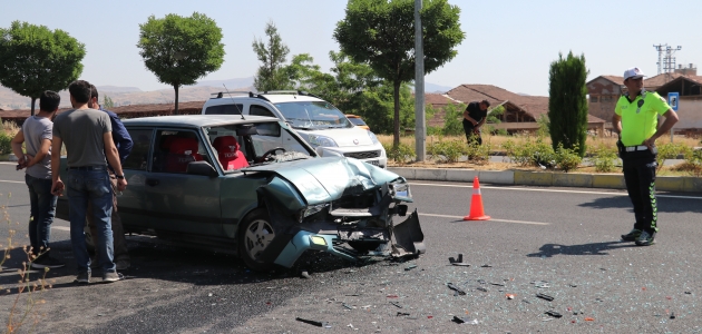 Elazığ’da iki otomobil çarpıştı: 8 yaralı