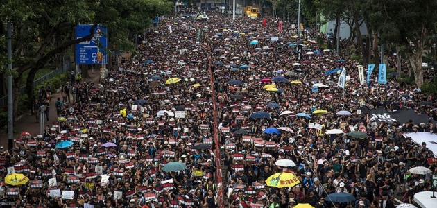 Protestocular Hong Kong’un G20 gündemine alınmasını talep ediyor