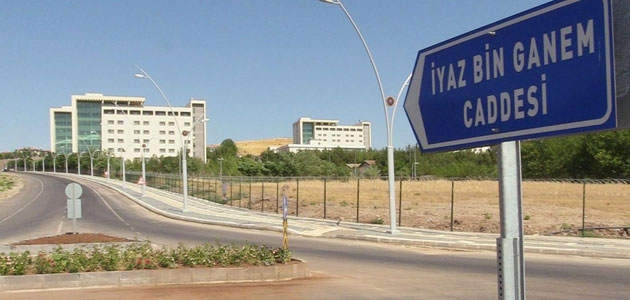 HDP’li belediye caddeye terör suçlusunun adını taşıyan tabelayı astı