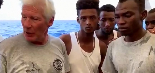 Richard Gere’den Akdeniz’de mahsur kalan göçmenlere ziyaret