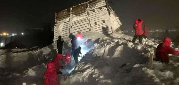 Rusya'da kayak merkezlerine çığ düştü: Evler kar altında 