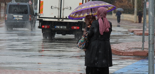 Konya'da karla karışık yağmur etkili oldu 